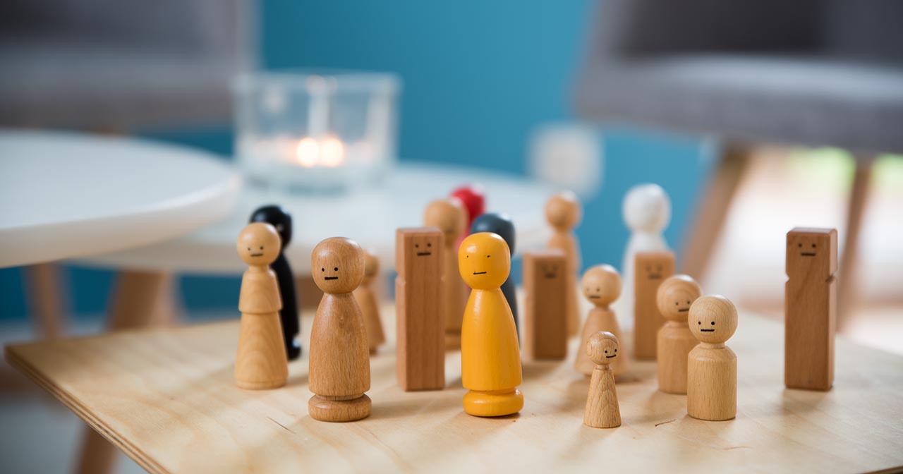 Tisch mit Holzfiguren für psychologische Beratung